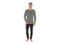 Man in grijs thermoshirt met lange mouwen en zwarte thermobroek