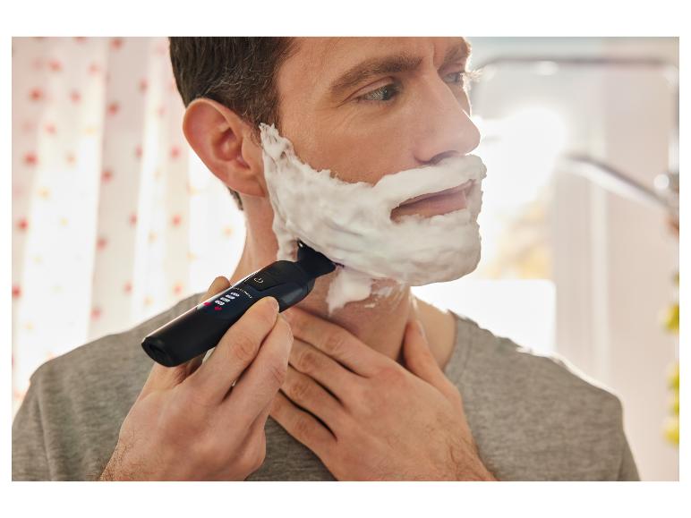 Man scheert zich met een Philips scheerapparaat.