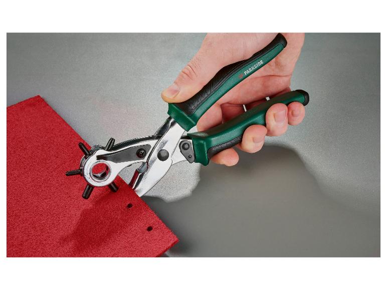 Une main utilise une perforatrice Parkside sur un morceau de feutre rouge.
