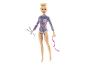 Barbie pop in een gymnastiekpak met knotsen en een lint.
