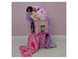 Une boîte de rangement rose et des couvertures sur le thème de Barbie.