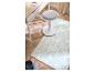 Tabouret LIVARNO® Stehhilfe près d'un bureau sur un tapis à motifs.