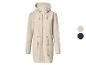Lange beige regenjas met capuchon en rits, getoond met kleurstalen in beige en donkerblauw.