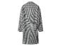 Long manteau à motif pied-de-poule noir et blanc, vu de dos.