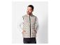 Een man draagt een grijs vest met een witte longsleeve eronder.