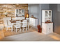 Witte eettafel met stoelen, buffetkast en servieskast.
