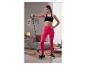 Une femme en tenue de sport fait des exercices avec un élastique de résistance.