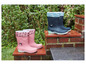 Deux paires de bottes de pluie avec un imprimé de cœurs et de poissons.
