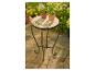 Table en mosaïque avec deux plantes en pot sur une terrasse.