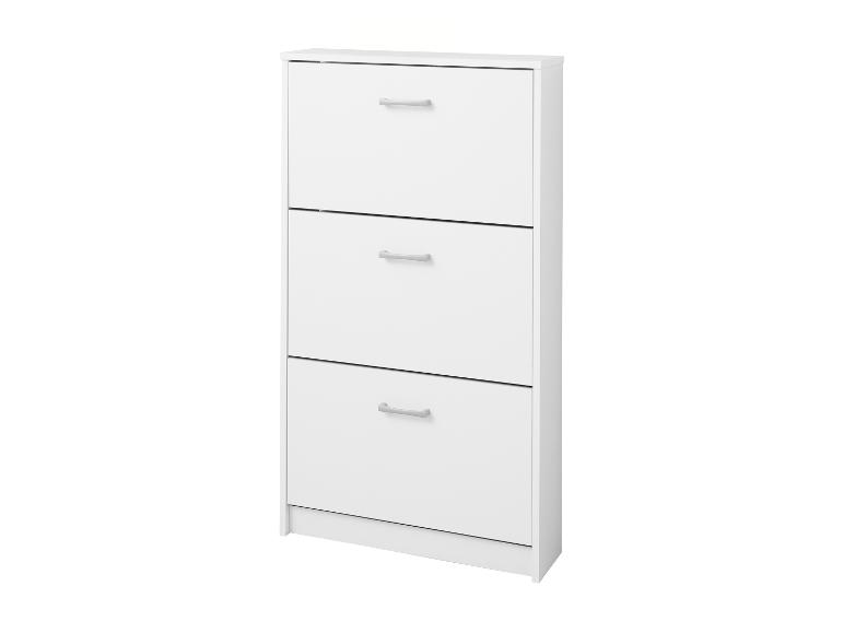 Witte schoenenkast met drie kantelbare lades en zilverkleurige handgrepen.