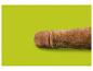 Een bruin harig object met een beige stoffen uiteinde op een limoengroene achtergrond.