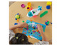 Un enfant joue avec de la pâte à modeler Play-Doh et un modèle d'avion sur une carte du monde.