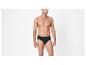 Homme en slip noir.