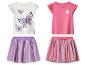 Twee meisjes T-shirts met vlinder- en bloemenprints, en twee tule rokken in paars en regenboogkleuren.