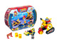Jouets T-Racers Turbo Crane Challenge avec une grue jaune, des voitures et une figurine.