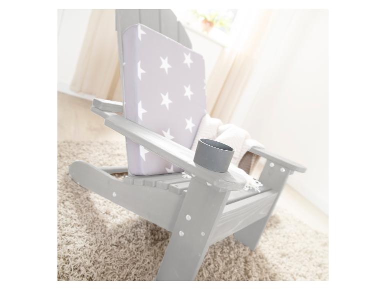 Chaise Adirondack grise avec coussin étoilé et porte-gobelet sur un tapis.