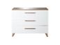 Witte ladekast met drie lades en houten handgrepen, met een houten blad.