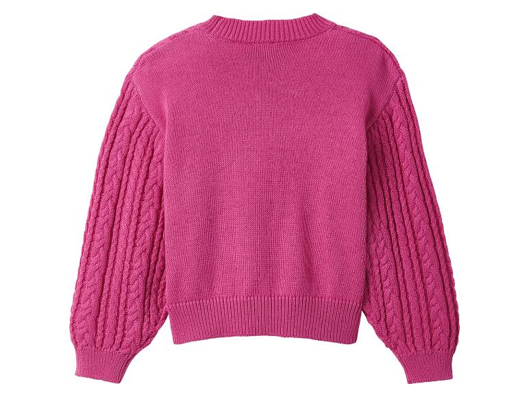 Roze gebreide trui met kabelgebreide mouwen.