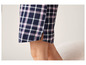Een donkerblauw geblokt shirt met roze strepen