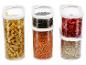 Récipients de rangement transparents avec pâtes, graines de citrouille, lentilles, fraises séchées et avoine.
