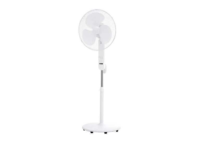 Ventilateur sur pied blanc à trois pales avec base ronde.