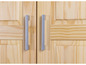 Twee houten deuren met zilveren handgrepen.