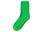 Groene sokken met tekst; minimalistische stijl.