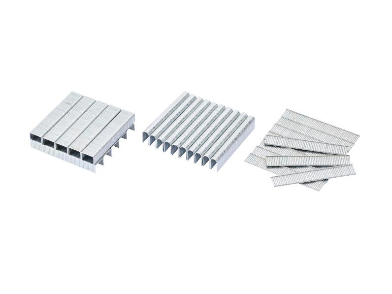 Des agrafes en métal argenté en différentes configurations.