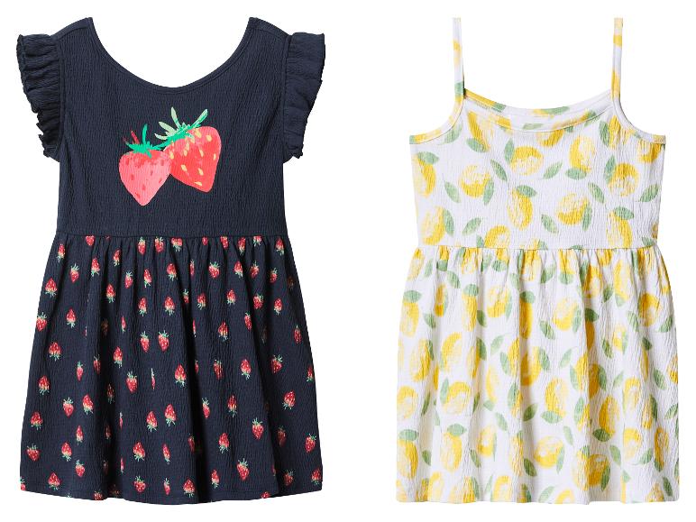 Zomerjurkjes voor meisjes: een blauwe met aardbeien en een witte met citroenen.