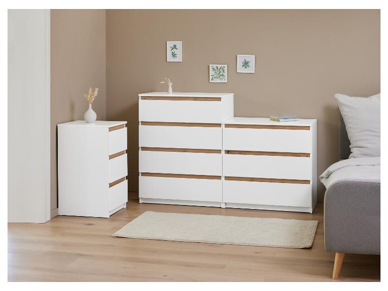 Deux commodes blanches avec des détails en bois dans une chambre à coucher.
