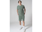Man draagt een groene T-shirt en korte broek met luipaardprint.