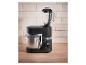 Robot de cuisine noir Silvercrest avec mixeur et bol en acier inoxydable sur un comptoir en bois.