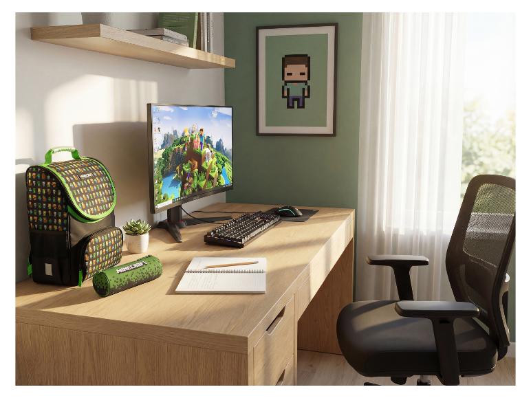 Bureau avec écran, clavier, souris, sac à dos et trousse sur le thème du jeu vidéo.