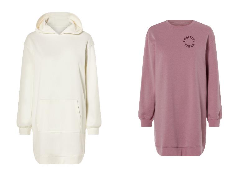 Deux pulls longs : un blanc à capuche et un rose avec l'inscription 'Positive Vibes'.