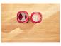 Twee rode voedselcontainers op een houten tafel.
