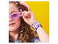 Une fille avec des lunettes de soleil violettes et des bracelets empilables.