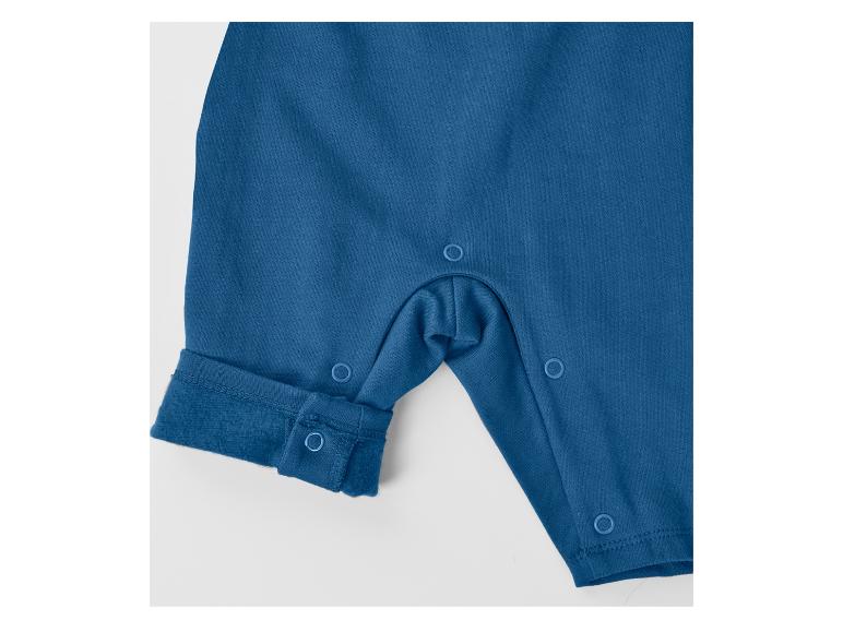 Blauwe baby romper met drukknopen, close-up van been en kruis.