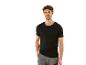 Homme souriant portant un t-shirt noir et un pantalon de travail gris