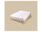 Wit matras met topper op een licht houten bedframe.