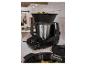 Robot de cuisine avec bol vapeur rempli de brocolis sur un comptoir de cuisine.