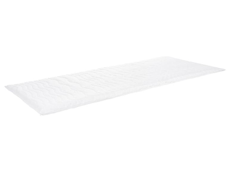 Un matelas blanc avec un motif ondulé.