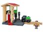 Houten speelset met treinstation, trein en arbeidersfiguur.