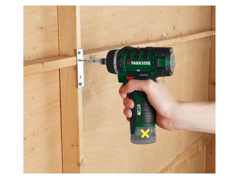Un homme utilise une visseuse sans fil Parkside pour assembler du bois.