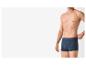 Homme portant un boxer bleu foncé avec un motif géométrique subtil.