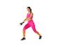 Vrouw in roze sportkleding die oefeningen doet met een kettlebell.