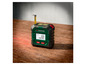 Een Parkside lasermaat met een rood laserlicht op een houten oppervlak.