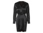 Une robe noire en satin à manches longues.