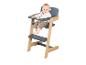 Blije baby in een moderne houten kinderstoel met donkergrijs zitje en dienblad