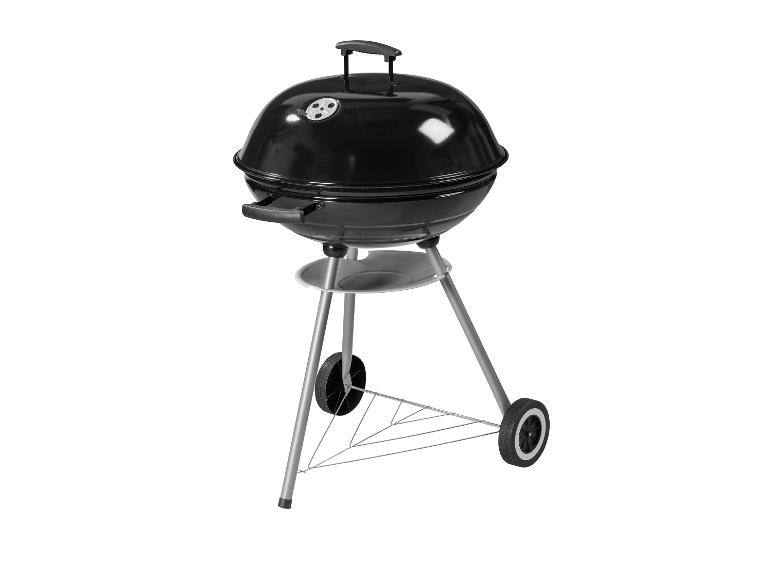 Een zwarte ronde barbecue met een onderstel met wielen.