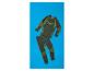 Een set donkergroene sportkleding met gele details op een blauwe achtergrond.